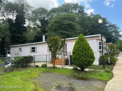 7 Eisenhower St, Howell, NJ 07731