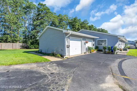 8 Debbie Dr, Brick, NJ 08724