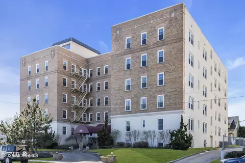 500 Deal Lake Dr #1E, Asbury Park, NJ 07712
