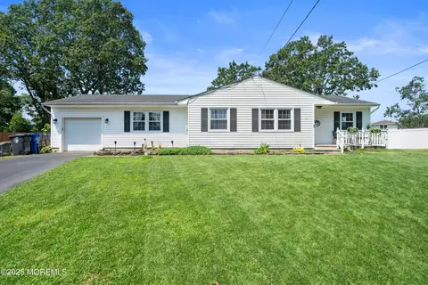 5 Selena Pl, Toms River, NJ 08753