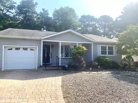 61 Oakfield Rd, Toms River, NJ 08757
