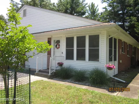 15 B Wintergreen Ln, Whiting, NJ 08759