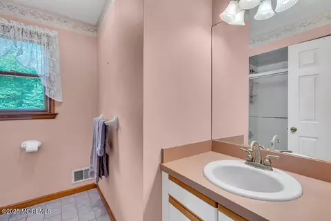 Bath - 12 Cedar Ct, Jackson, NJ 08527 photo 2 of 5