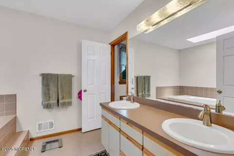 Bath - 12 Cedar Ct, Jackson, NJ 08527 photo 3 of 5