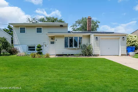 956 Meredith Dr, Toms River, NJ 08753