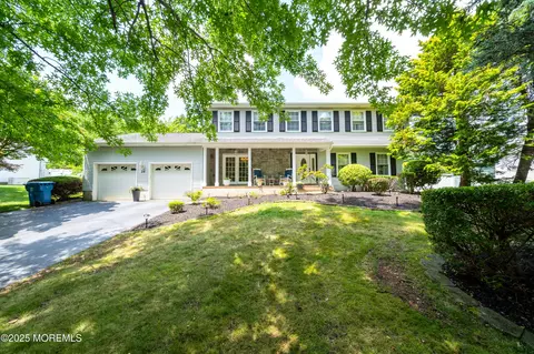 29 Chatham Ridge Dr, Freehold, NJ 07728