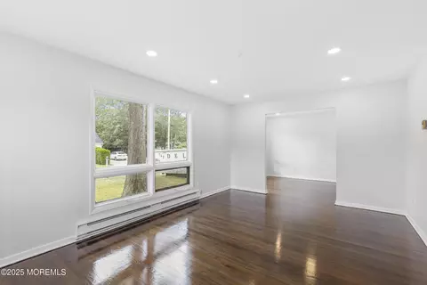 Living - 36 Holly Ct E, Brick, NJ 08723 photo 2 of 3