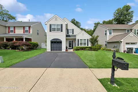 19 Skyline Dr, Hazlet, NJ 07730