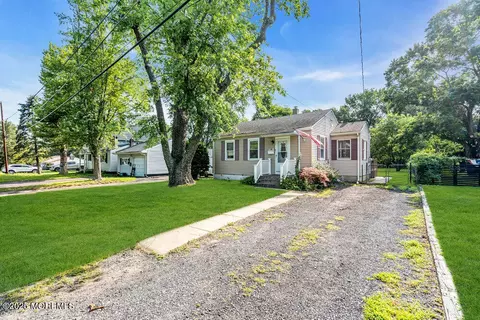 16 Cedar St, New Egypt, NJ 08533