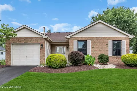 32 Peasley Dr, Marlboro, NJ 07746