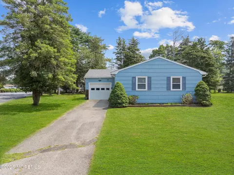 11 Sherwood Ct, Toms River, NJ 08757