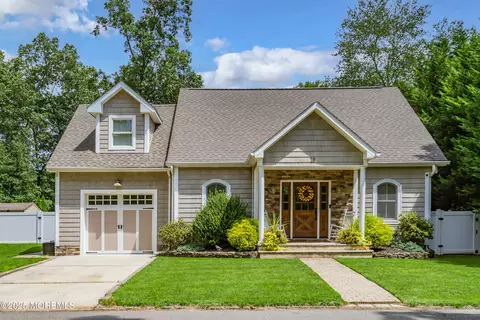 16 Farmingdale Pkwy, Farmingdale, NJ 07727