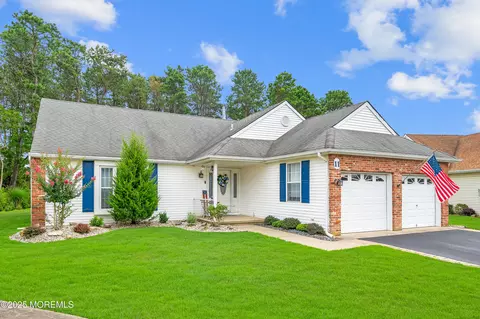 11 Westgate Ct, Toms River, NJ 08757
