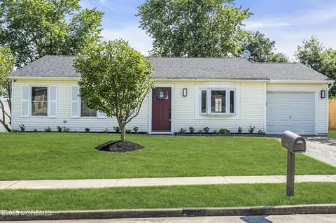 8 Mizzen Dr, Barnegat, NJ 08005