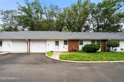 437 Portsmouth Dr # C, Lakewood, NJ 08701
