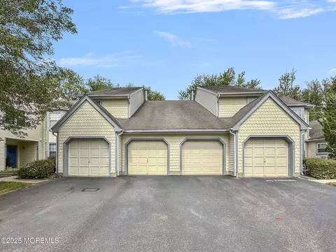 77 Poplar Pl, Freehold, NJ 07728