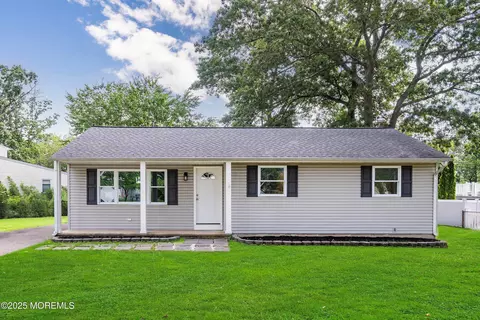 585 Fawn Dr, Toms River, NJ 08753