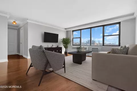 500 Central Ave #707, Union City, NJ 07087