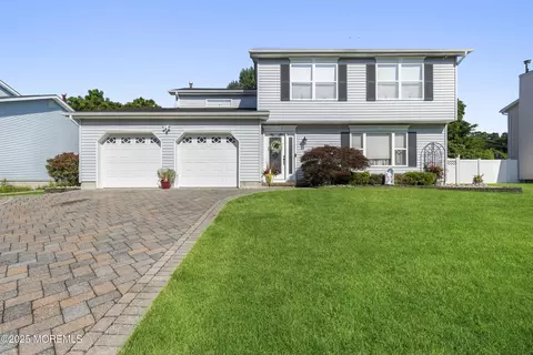 10 Bronia St, Howell, NJ 07731