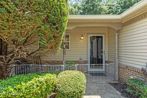 9 Ambrose Ln #141, Holmdel, NJ 07733