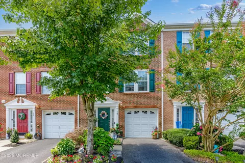 16 New Castle St, Farmingdale, NJ 07727