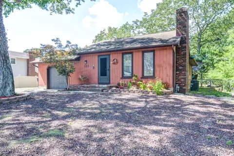 133 Mello Ln, Toms River, NJ 08753