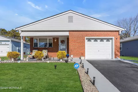 112 Santiago Dr, Toms River, NJ 08757