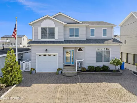 105 Harry Dr, Beach Haven West, NJ 08050