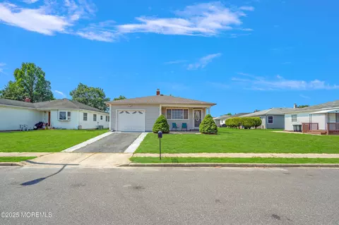 14 Valencia St, Toms River, NJ 08757