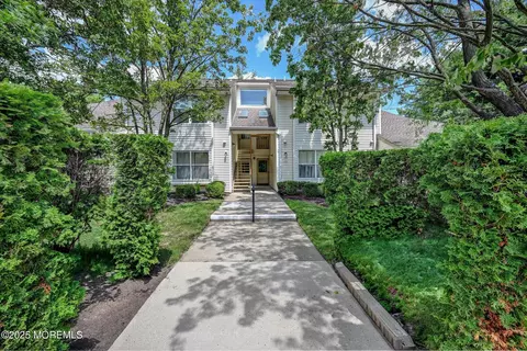 175 Forsythia Ln, Englishtown, NJ 07726