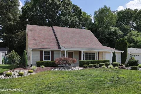 30 Oxford Ln, Aberdeen, NJ 07747