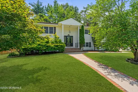 712 Carol Ave, Oakhurst, NJ 07755