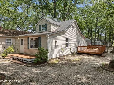517 River Dr, Toms River, NJ 08753