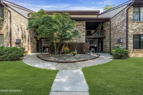 177 Amberly Dr #B, Manalapan, NJ 07726