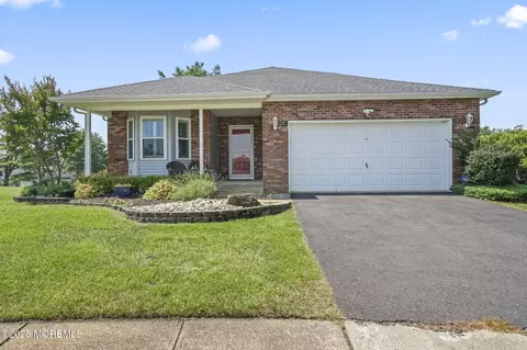 10 Surray Ct, Marlboro, NJ 07746