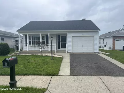 8 Thronbury Ct, Toms River, NJ 08757