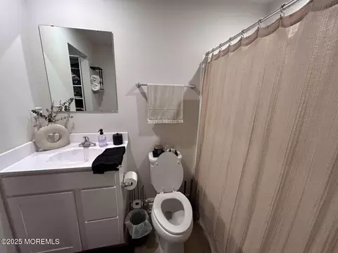 Bath - 507 Cyprus Ct, Forked River, NJ 08731 photo 2 of 4