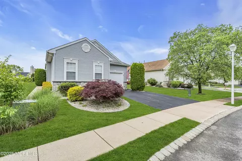 4 Saxony Cir, Manchester, NJ 08759