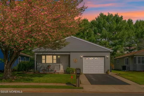 227 Torrey Pines Dr, Toms River, NJ 08757