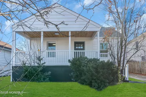 8 1st St, Sayreville, NJ 08872