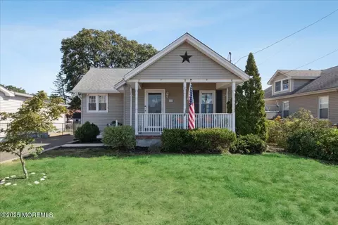 77 Drift Rd, Belford, NJ 07718