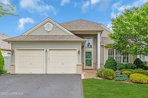 4 Gascony Cir, Manchester, NJ 08759