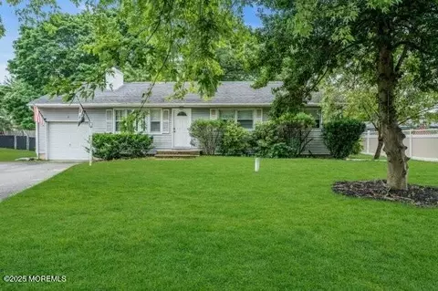 5 Parkway Dr, Toms River, NJ 08753