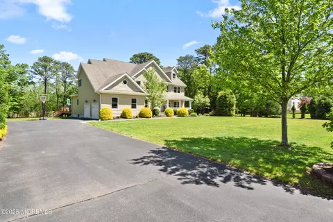 4 Hummingbird Ct, Howell, NJ 07731