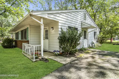 5 Iowa Dr # A, Whiting, NJ 08759