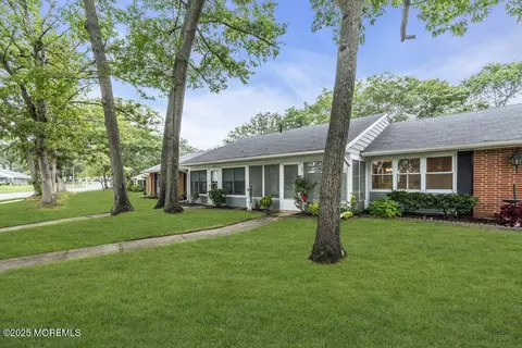 461 Portsmouth Dr # B, Lakewood, NJ 08701