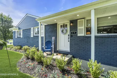 19 Sunnyfield Ter, Tinton Falls, NJ 07753