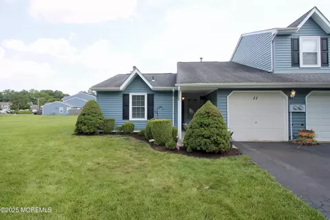 11 Farragut Sq, Freehold, NJ 07728