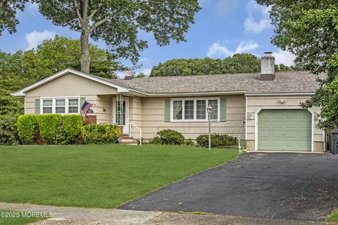 832 Castle Dr, Toms River, NJ 08753