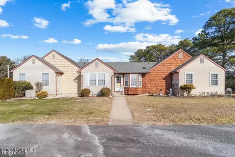 8 Alpine Rd #B, Whiting, NJ 08759